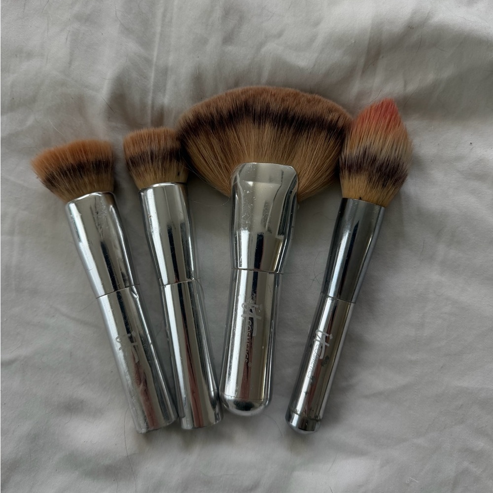 It cosmetics makeup brushes